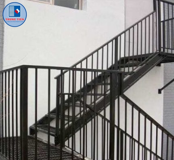 CẦU THANG SẮT NGOÀI TRỜI